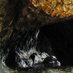 En Lusok, una cueva marina en la costa de la Isla de Calayán