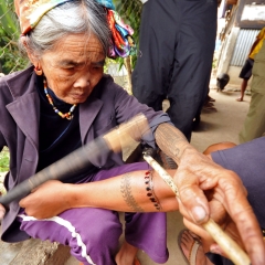 La anciana dama del tatuaje de Buscalan