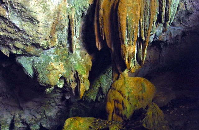Sumaguing cave stalactite