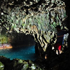 En Lusok, una cueva marina en la costa de la Isla de Calayán