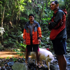 Visitando una cascada en la Isla de Calayán