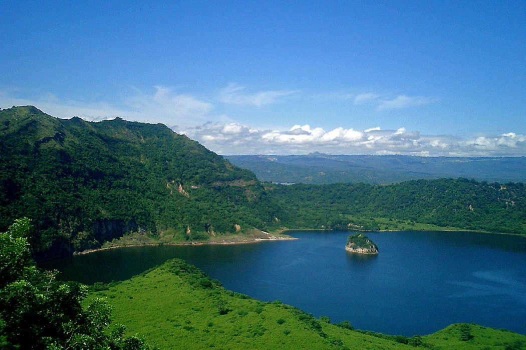 Lac dans le cratère de volcan Taal