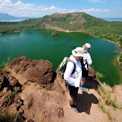 Lac dans le cratère de volcan Taal