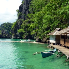 Cabañas y botes locales en la Isla de Corón