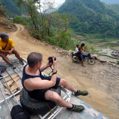 Pas de meilleure façon d'apprécier la vue de les montagnes que de rouler sur le toit d'un jeepney