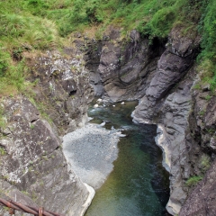 Blick von einer Hängebrücke