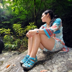 Descansando sobre una roca en la quebrada