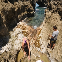 Trepando rocas a la orilla del mar