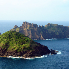 Dos Hermanos Inseln als von der Spitze der Punta Engaño auf Palaui Insel gesehen