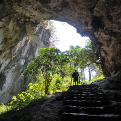 Saliendo de la cueva Sumaguing al terminar el tour de espeleología en Sagada
